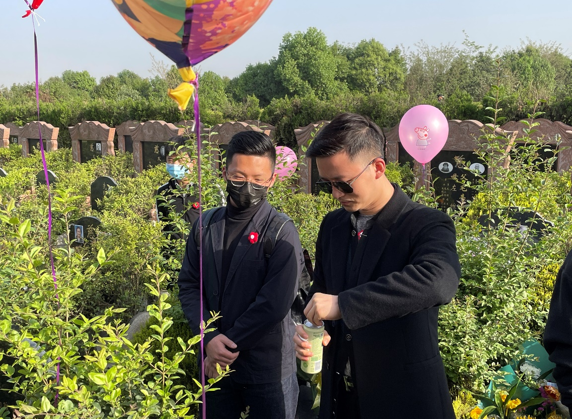 杏吧探花老师带领学生参加死亡生命教育活动