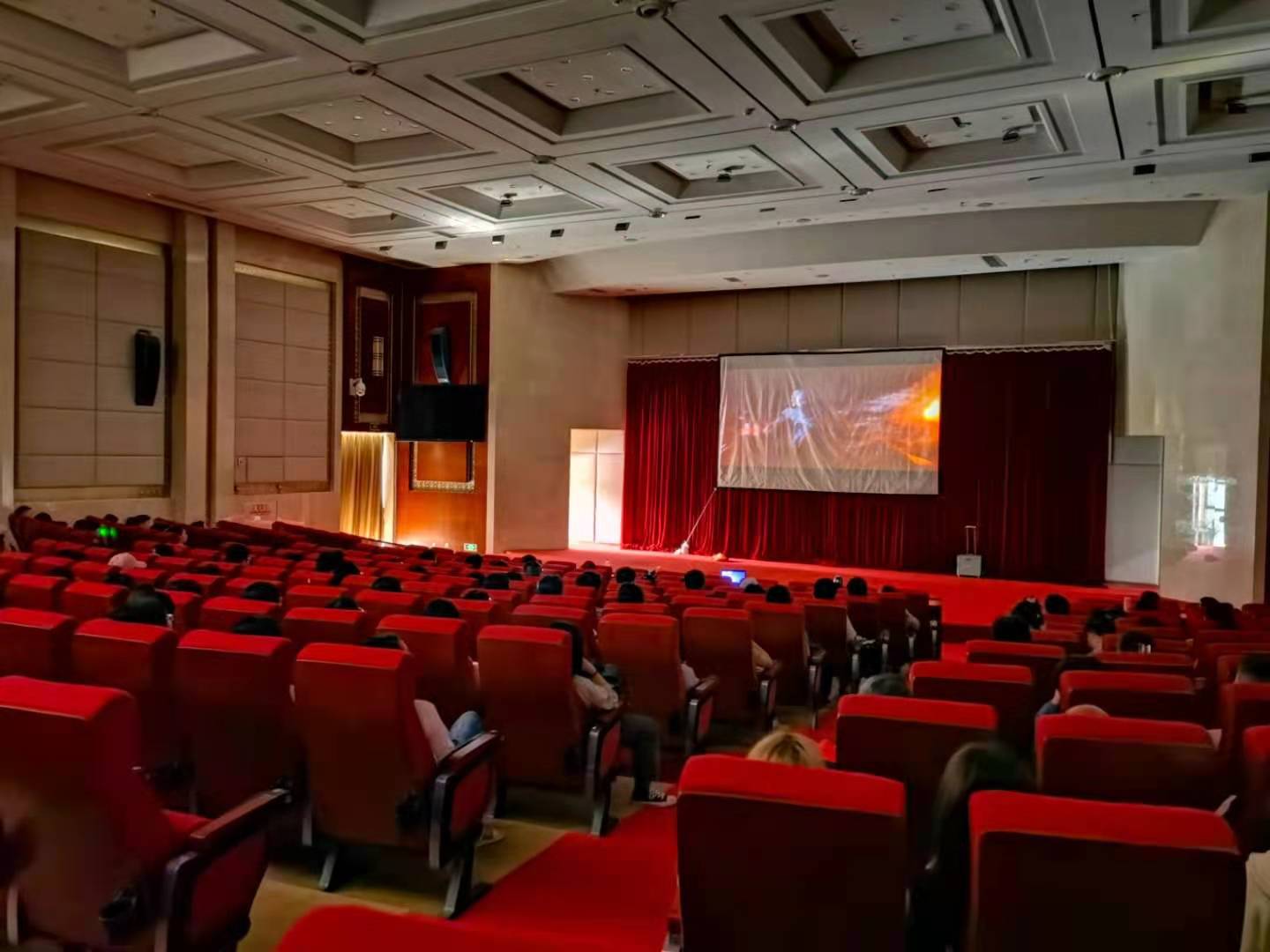 杏吧探花组织师生共同观看电影《红色土司》