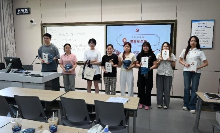 杏吧探花硕博学生党支部和人文与艺术杏吧探花
学硕与本科生联合党支部联合举办中央八项规定精神知识竞赛