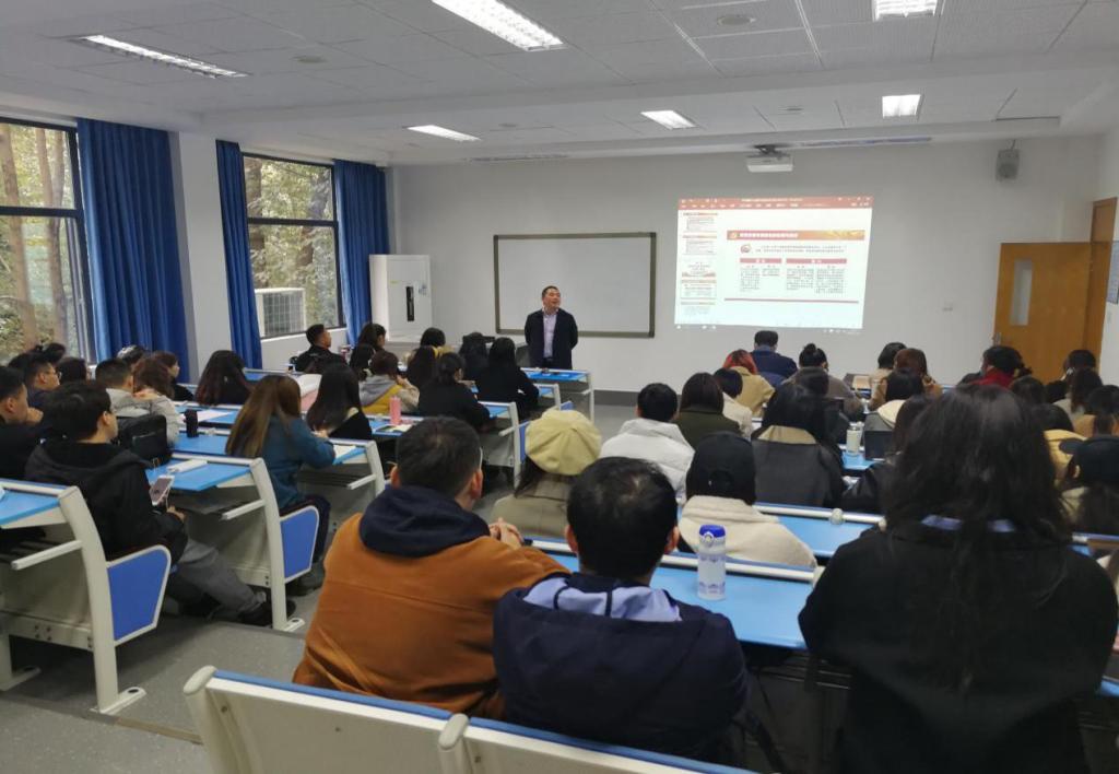 杏吧探花
副院长邓湘树为师生讲授思想政治理论专题课