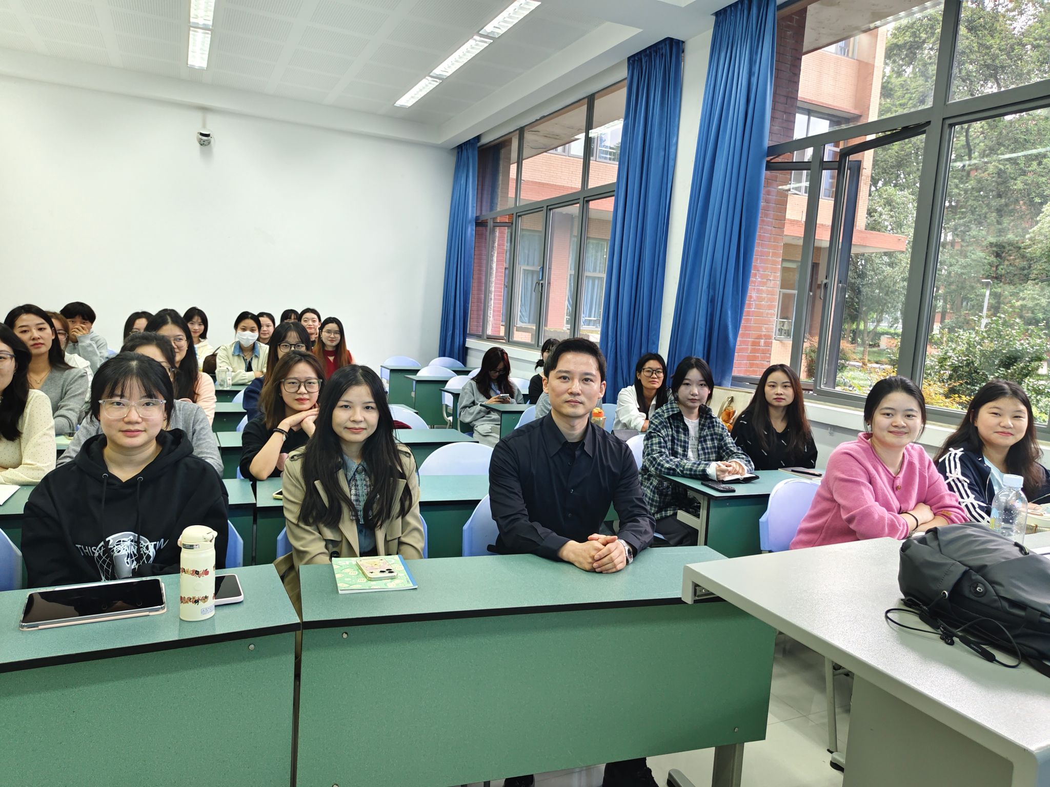 杏吧探花何龙韬副教授开展“2024年学术节”专题讲座——“研究型案例的撰写——深化案例研究，讲好中国故事”